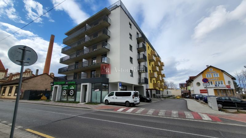 Hviezdoslavova Street in Poprad with a modern building and a 3-room apartment in the background.