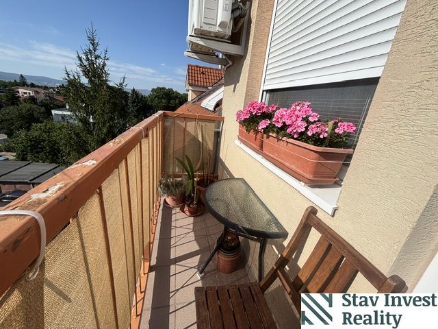 The balcony of a 4-room apartment on Družstevná Street in Bernolákovo with floral decorations.