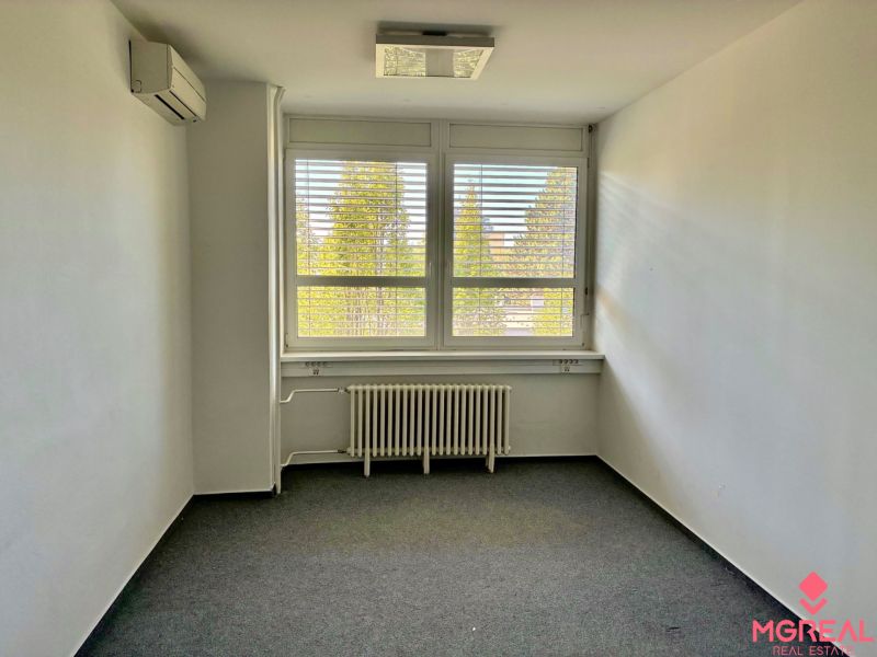 Offices with carpeted floors, blinds, and air conditioning, offering a cozy space.