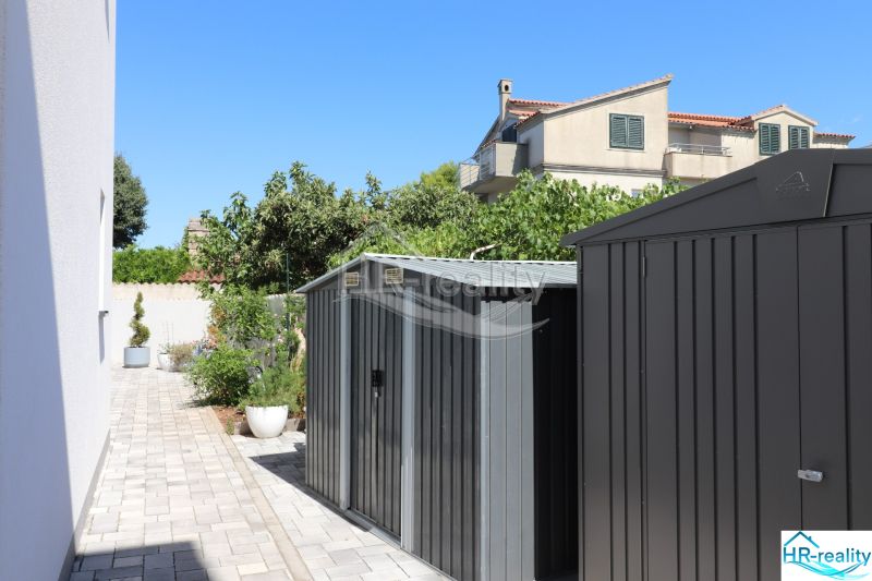 Garden at the holiday apartment in Srima with outdoor storage spaces and greenery.