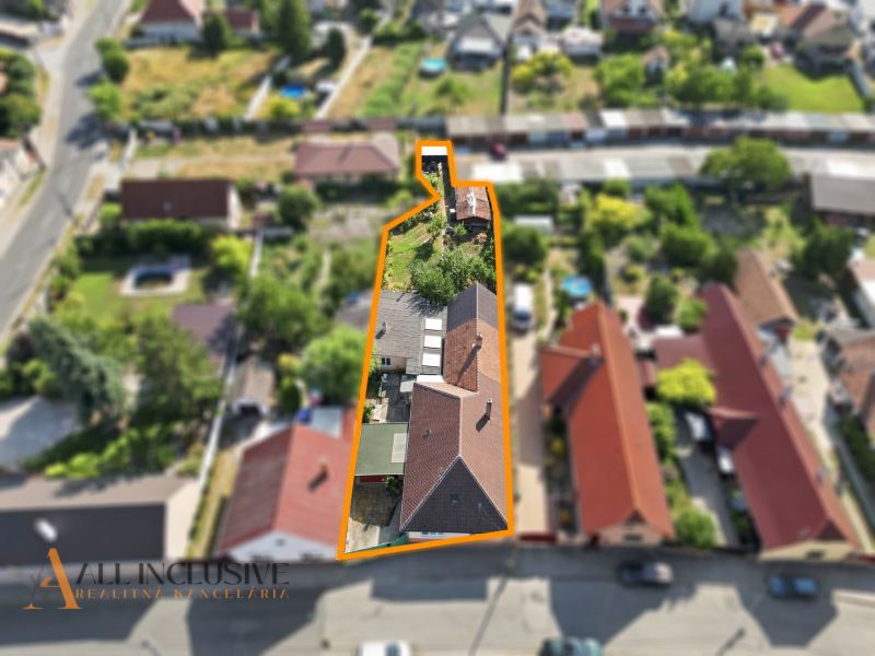 Aerial view of a family house in Veľký Meder with the plot of land highlighted.