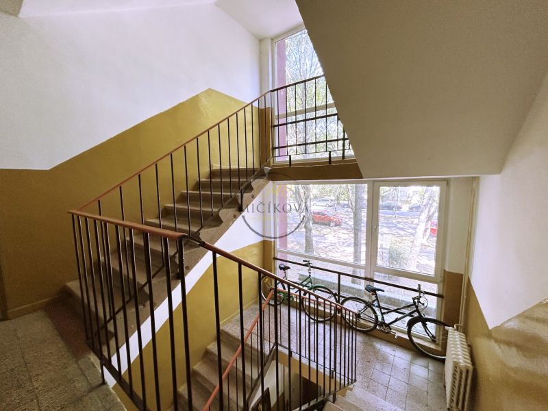The staircase of an apartment building on A. Hlinka Street in Piešťany, two bicycles by the window.