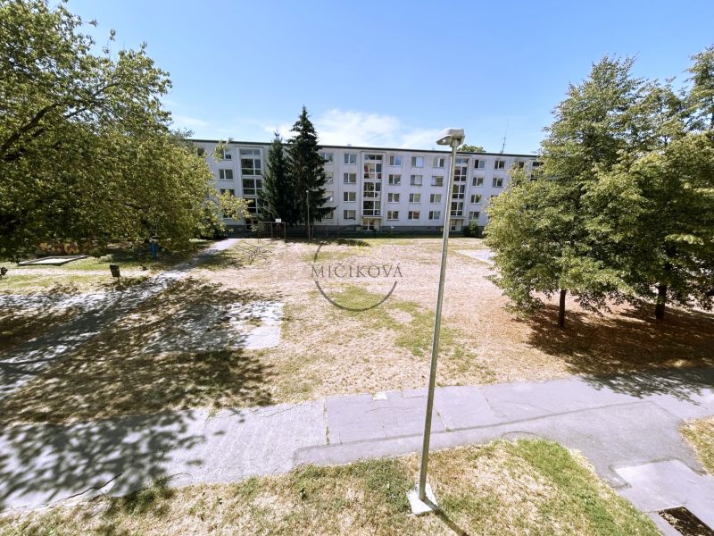 An apartment building surrounded by trees on A. Hlinka Street in Piešťany, near a 4-room apartment.