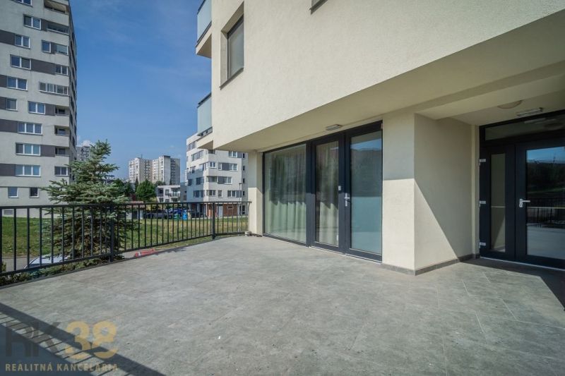 In Poprad on Dlhé Hony, there is a terrace of a 4-room apartment, surrounded by apartment buildings.