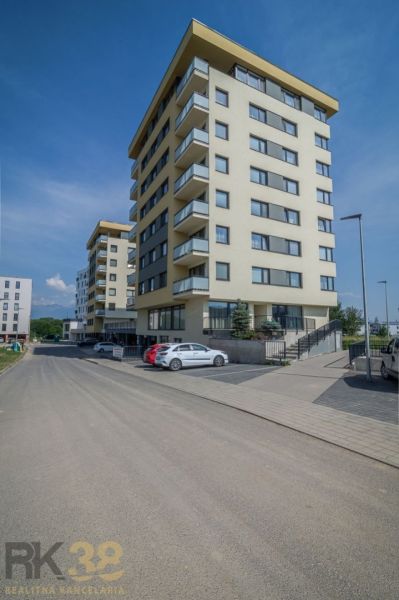 An apartment building on Dlhé Hony in Poprad offers 4-room apartments.