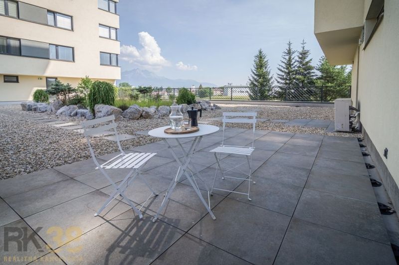 The terrace of the 4-room apartment on Dlhé Hony Street in Poprad offers a view of the mountains.