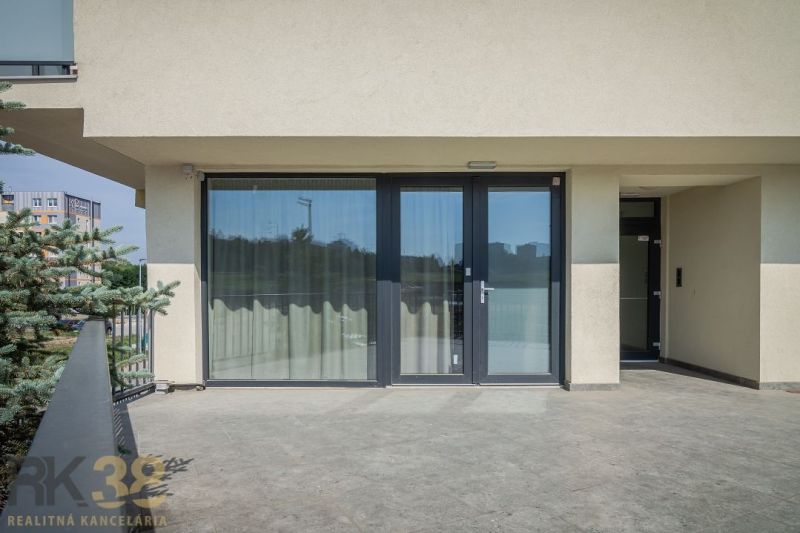Terrace of a 4-room apartment on Dlhé Hony in Poprad with glass and a tiled surface.