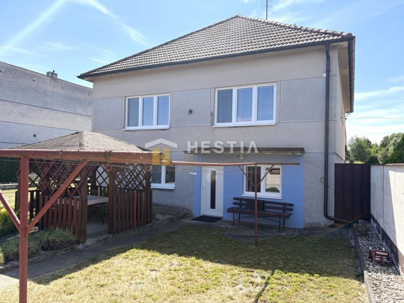 A family house in Šajdíkové Humence with a sunny yard and a gazebo for relaxation.