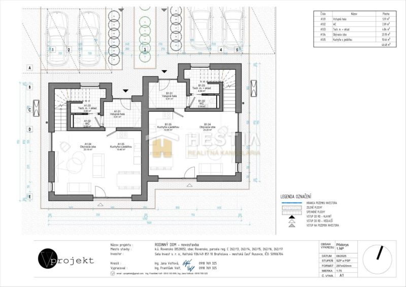 The floor plan of the family house in Rovensko shows the layout of the rooms and parking spaces.