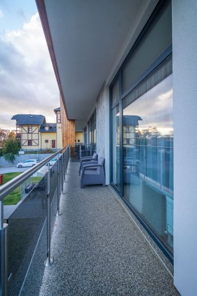 The balcony of a recreational apartment in Starý Smokovec with a view of the surroundings.