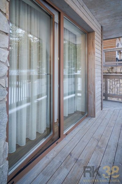 A balcony with a wooden decor of a recreational apartment in Demänovská Dolina.