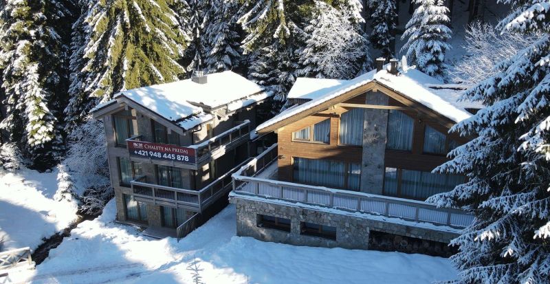 Snow-covered chalets in Demänovská Dolina, ideal for recreational purposes in a quiet environment.