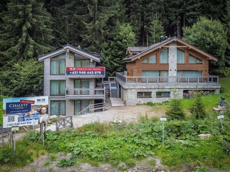 A recreational apartment in Demänovská Dolina surrounded by mountains and forests.
