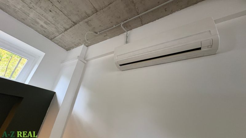 Air conditioning and concrete ceiling in commercial premises.