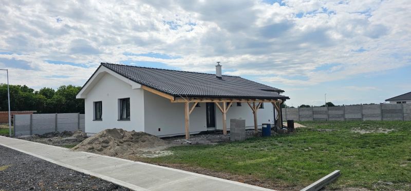 A family house in Bellova Ves with a shelter and a garden, surrounded by a fence.