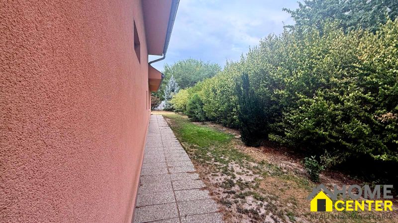 A garden next to the cottage in Komárno with a path and greenery.