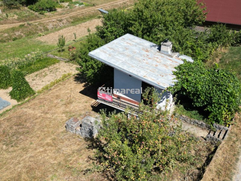 A cottage in Myjava with a garden surrounded by greenery and an outdoor grill.