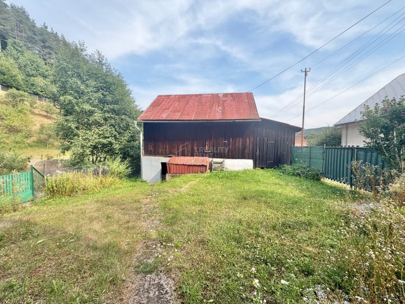 A garden at a family house in Ochodnica on Ochodnica Street with an old wooden building.