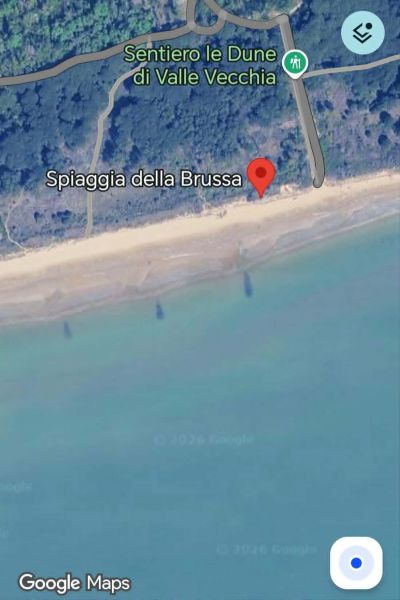 The map shows Spiaggia della Brussa beach and the Sentiero le Dune di Valle Vecchia forest.