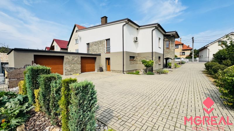 A family house in Radobica with a garage and a landscaped garden on a spacious plot.