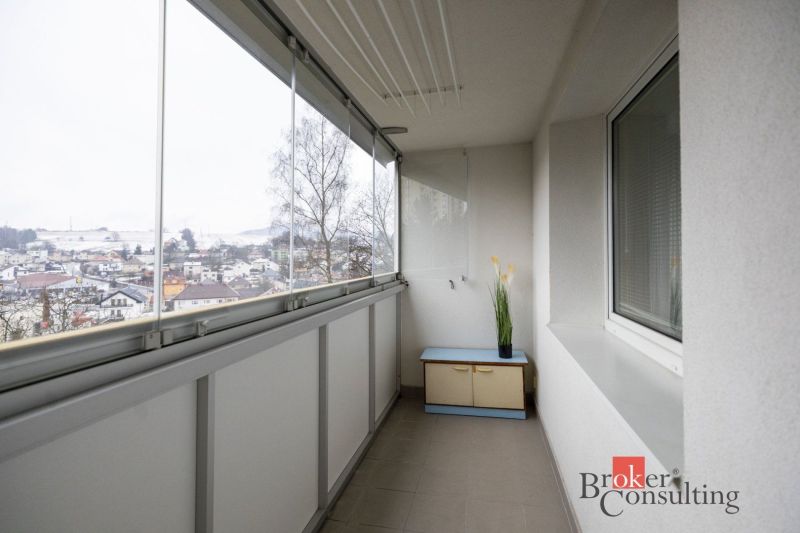 The balcony of a 4-room apartment on Chabenecká Street in Banská Bystrica with a view of the city.