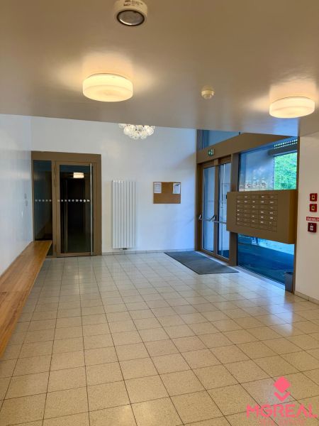 Entrance hall with tiled floor and mailboxes in a 2-room apartment.