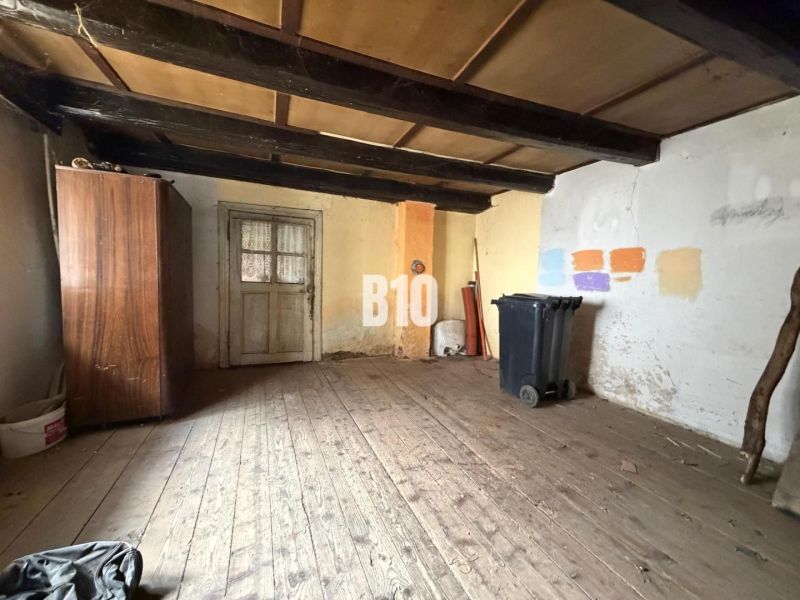 A room in a family house with a wooden ceiling and a floor with a wooden decor.