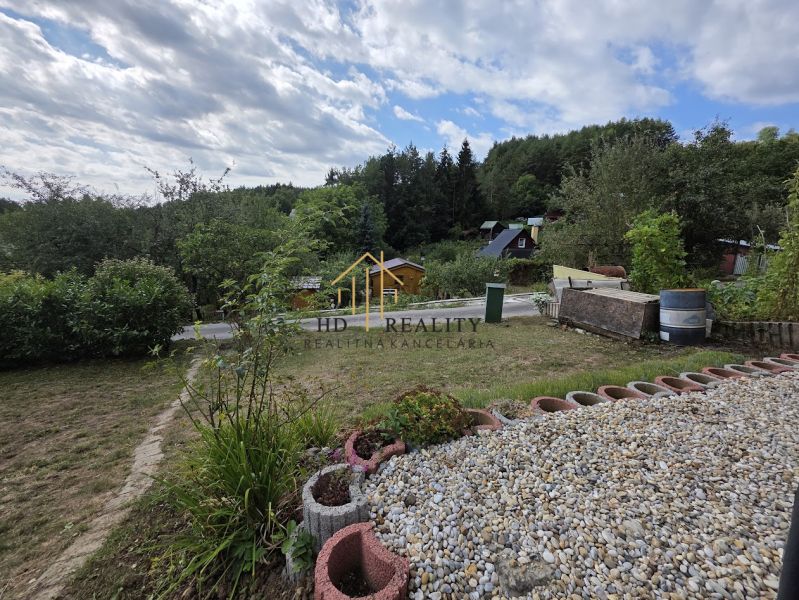 Garden and paths lined with greenery around the cottage on Tulská in Banská Bystrica.
