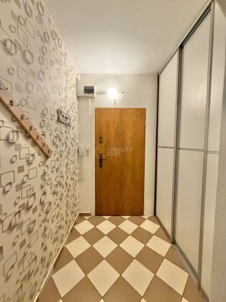 Entrance hall with geometric patterns in a 3-room apartment.