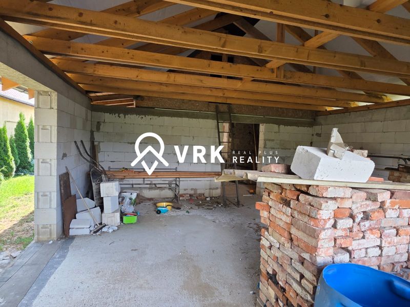 Construction of a family house in Kokšov-Bakša with bricks and a gable roof.