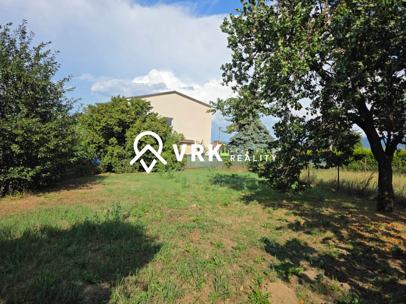 A family house in Kokšov - Bakša with a garden, surrounded by trees and greenery.