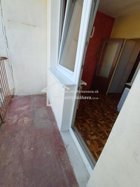 Original balcony and floor with wooden decor in a studio apartment.