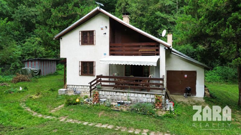 A cottage in the Šugov Valley, Medzev, surrounded by greenery and equipped with a terrace.