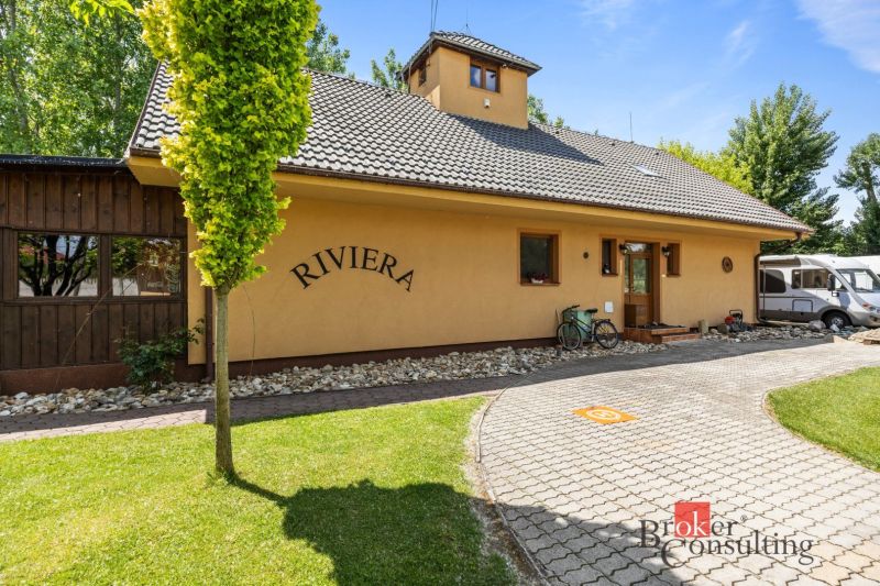 House in Hamuliakovo named Riviera, landscaped garden and parking.