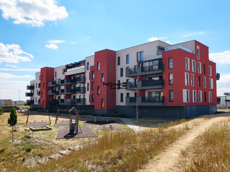 Apartment building with four-room apartments, children's playground, Košice - Dargovských hrdinov district, Zelená stráň Street.