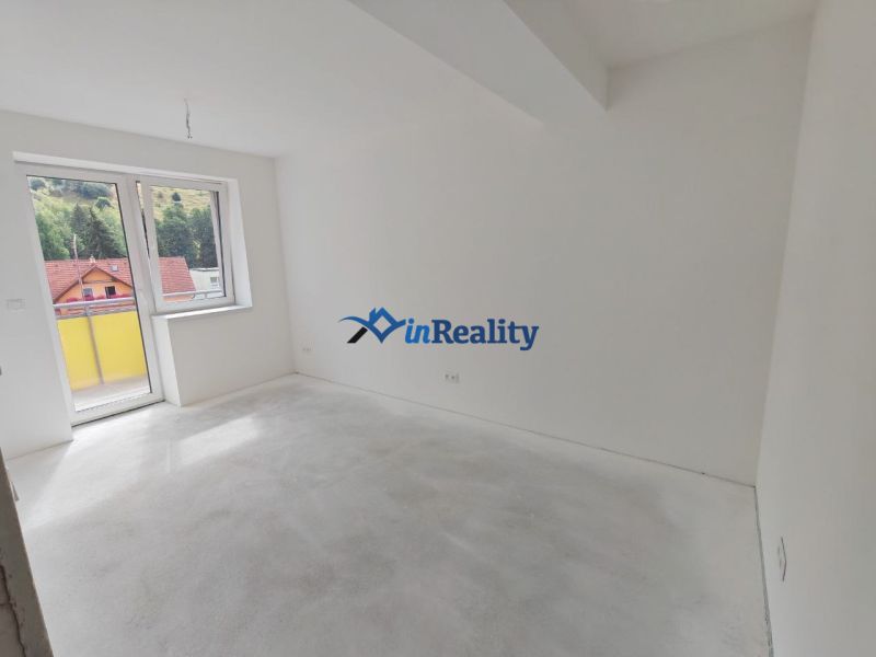 A bright room in a 3-room apartment with a view and a balcony.