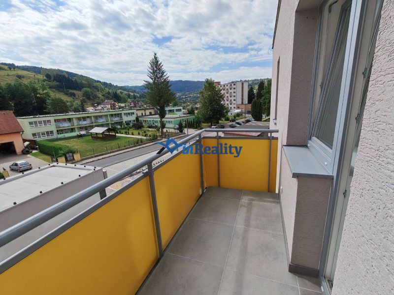 Balcony of a 3-room apartment on Školská Street in Hriňová with a view of the surroundings.
