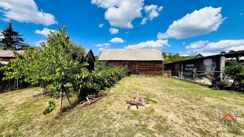 A garden with a wooden structure and a fire pit in Ondavské Matiašovce, family house.