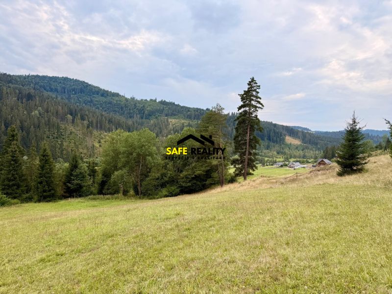 Plots - housing in Oravská Jasenica with a beautiful view of the surrounding mountains and forests.