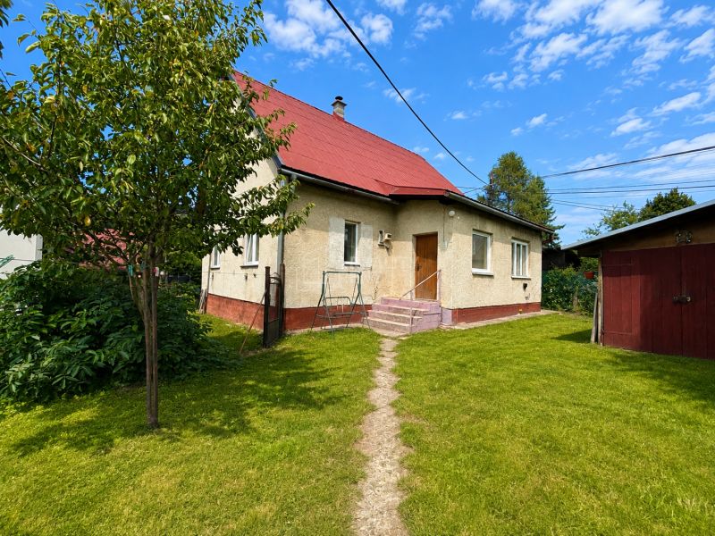A family house in Oščadnica with a red roof and green lawn in Oščadnica.