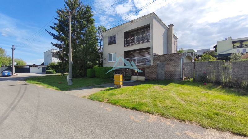 A family house in Nenince with a garden, garage, and balcony, on a quiet street.
