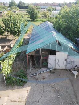 A garden with a garden cottage in Zlaté Moravce, with fruit trees and a cultivation area.