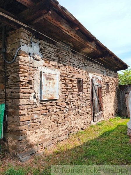 Stone building with old wooden doors in Nižné Repaše, plots - housing.