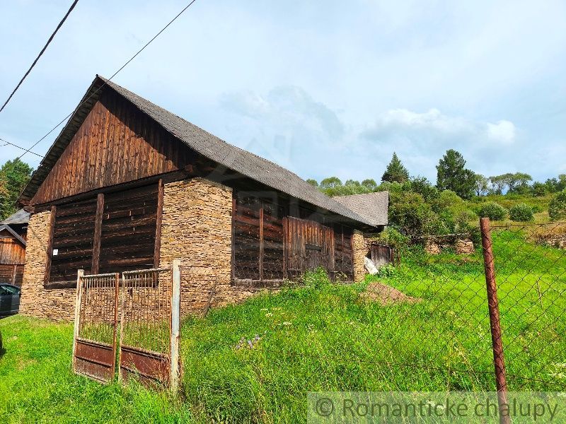 An old wooden house surrounded by greenery suitable for residential land in Nižné Repaše.