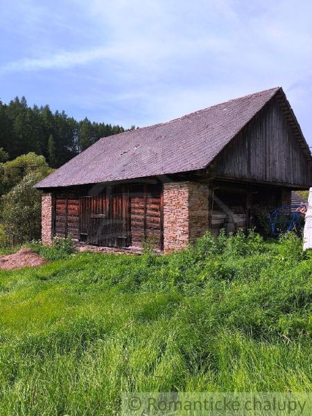 A wooden barn surrounded by greenery on a plot in Nižné Repaše.