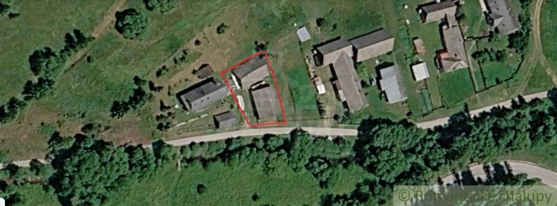 Aerial view of properties - housing in the village of Nižné Repaše with green areas and buildings.