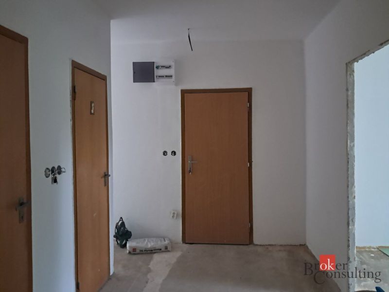 In the 4-room apartment, you can see walls with doors and a distribution cabinet.
