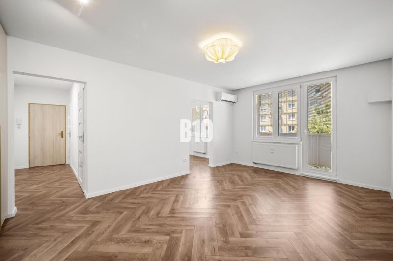 Living room in a 3-room apartment with a patterned floor featuring a wood design.