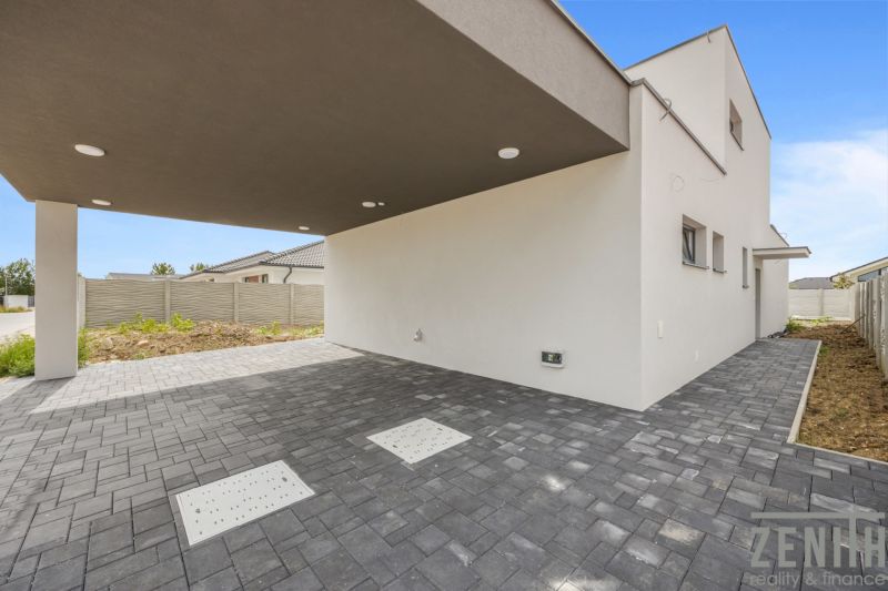 Family house on Sokol-Kolibrikova Street in Chorvátsky Grob with spacious parking space.