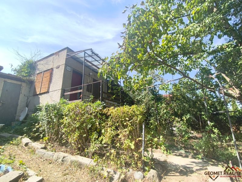 Gardens in Lučenec with a garden cottage and trees, ideal for relaxation and cultivation.